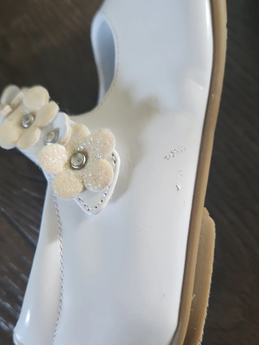 RACHEL SHOES- White w/ flowers. Size baby girl 9